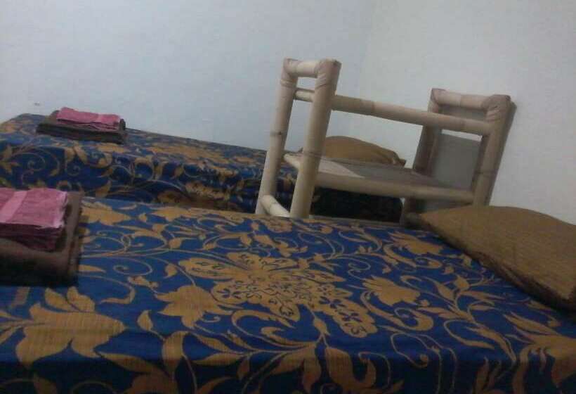 Кровать в Общей Комнате, East Lombok Dive Hotel   Hostel