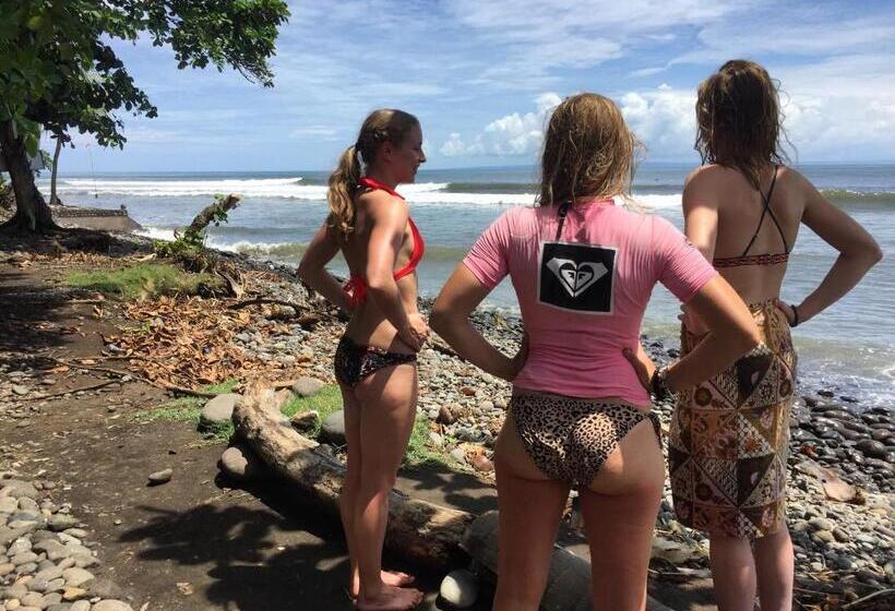 デラックスルーム, Medewi Secret Surfcamp