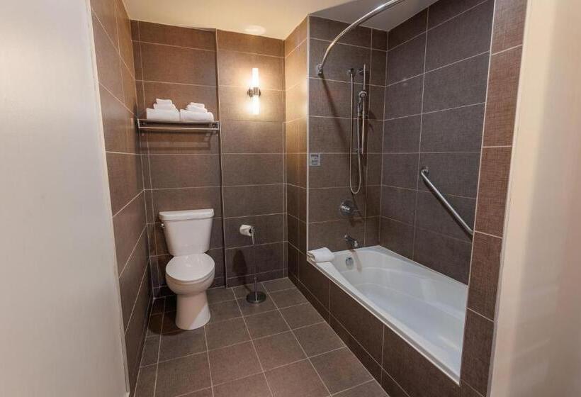 Люкс Executive Кровать Кинг, Travelodge By Wyndham Quebec City Hotel & Convention Centre