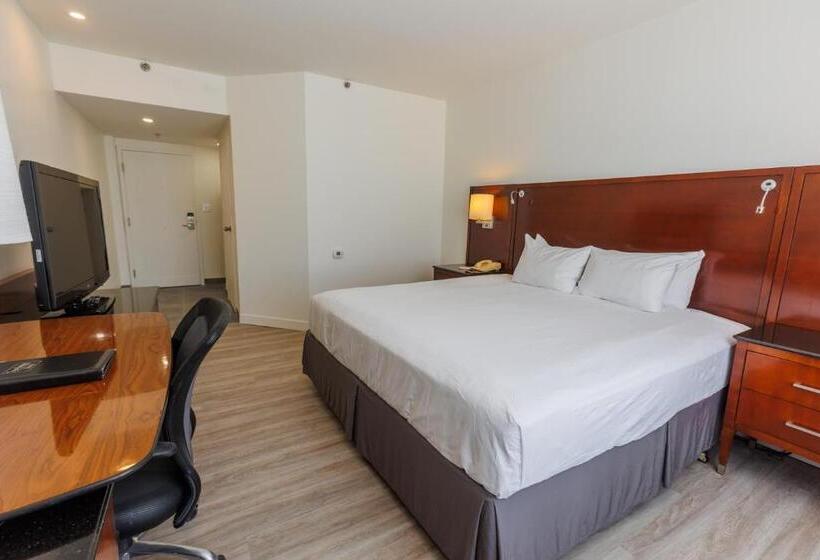 Номер Стандарт Кровать Кинг Адаптированный для Инвалидов, Travelodge By Wyndham Quebec City Hotel & Convention Centre