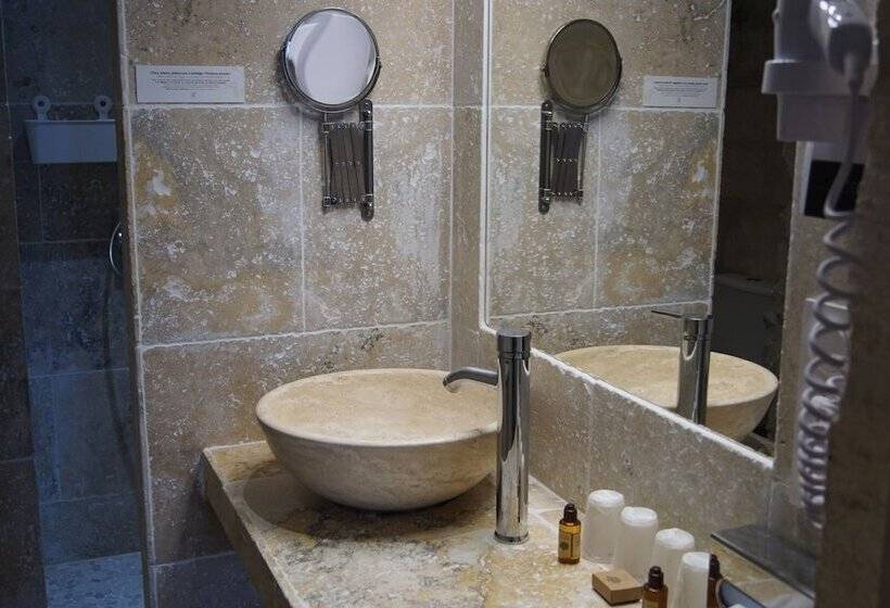 اتاق خانوادگی, Hôtel La Muette