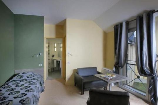 Четырехместный Номер Стандарт, Logis Hôtel De La Tour