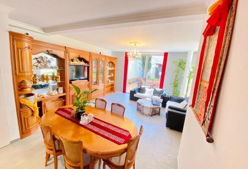 Люкс с Балконом, Reims Sherpa Guest House