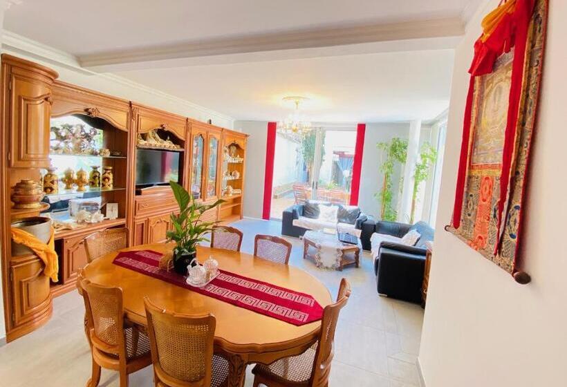 Люкс с Балконом, Reims Sherpa Guest House