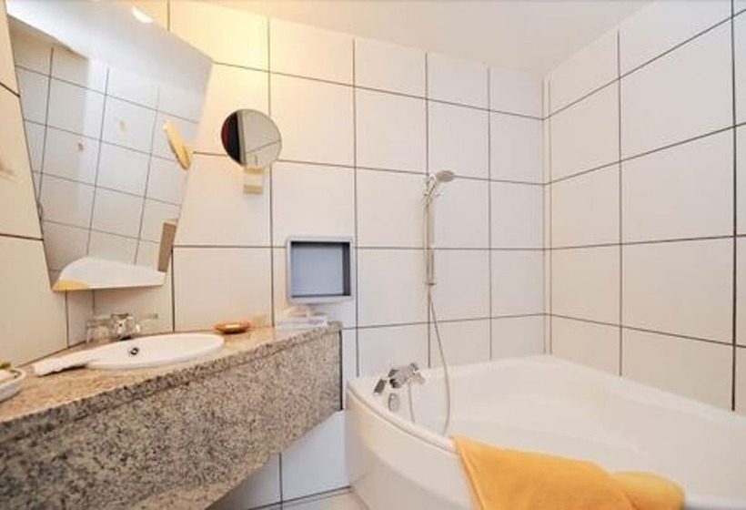 Номер Стандарт, Hôtel Logis Le Bourbon