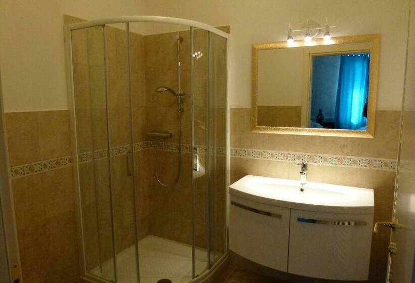 Deluxe room with river view, Lady Verona Residence