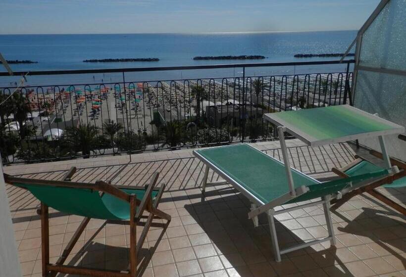 اتاق سه نفره دلوکس با چشم‌انداز دریا, B&b Attico Mare