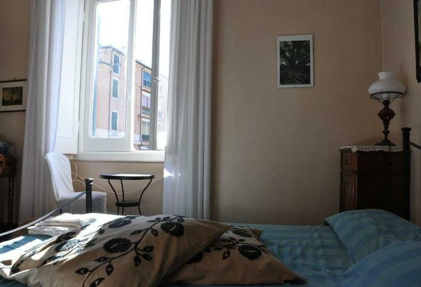 اتاق استاندارد با سرویس بهداشتی مشترک, Il Ciottolo