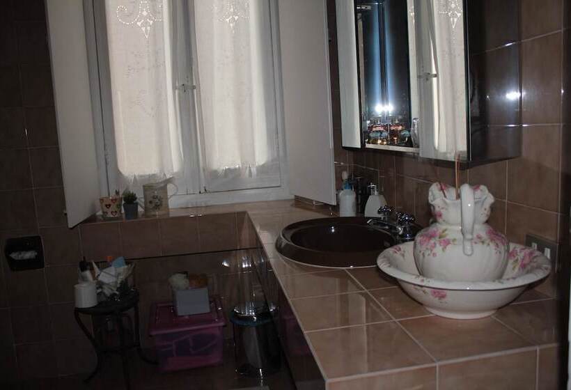 اتاق استاندارد با سرویس بهداشتی مشترک, Il Ciottolo