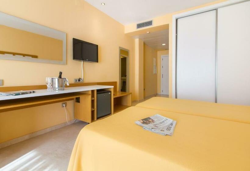 Habitación Cuádruple Estándar Vista Piscina, Mediterraneo
