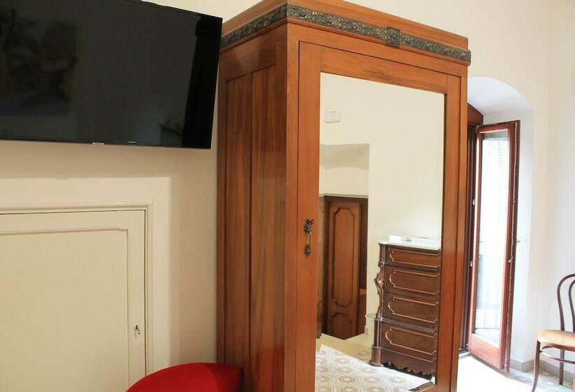 اتاق استاندارد سه نفره, A Casa Mia