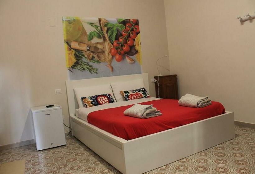 اتاق کلاسیک سه تخته, A Casa Mia