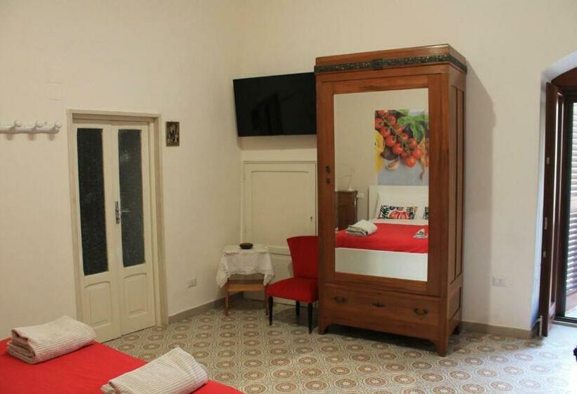 اتاق کلاسیک سه تخته, A Casa Mia