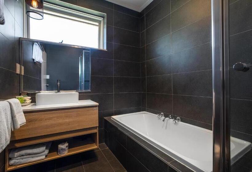 Quarto Familiar, The Mulgrave Motel