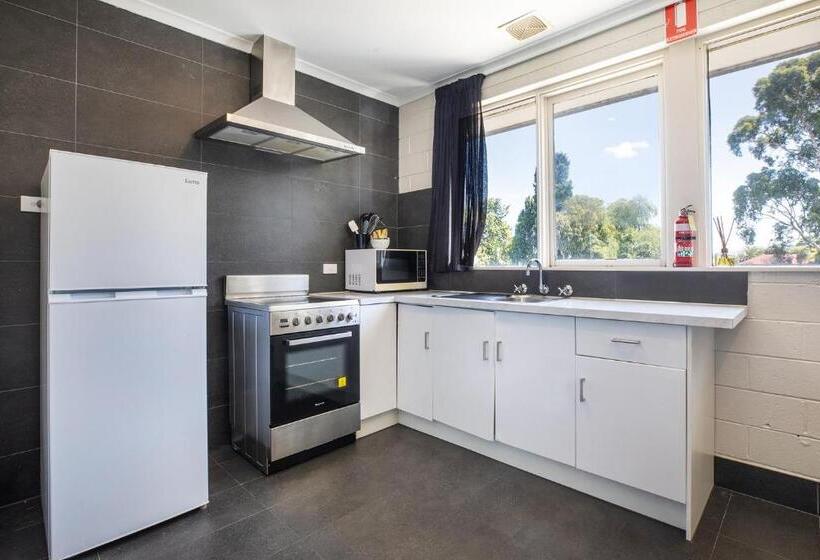 Quarto Familiar, The Mulgrave Motel