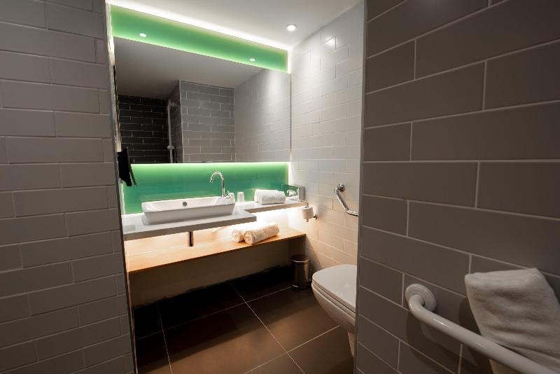 Номер Стандарт Адаптированный для Инвалидов, Holiday Inn Express   Arcachon   La Teste, An Ihg
