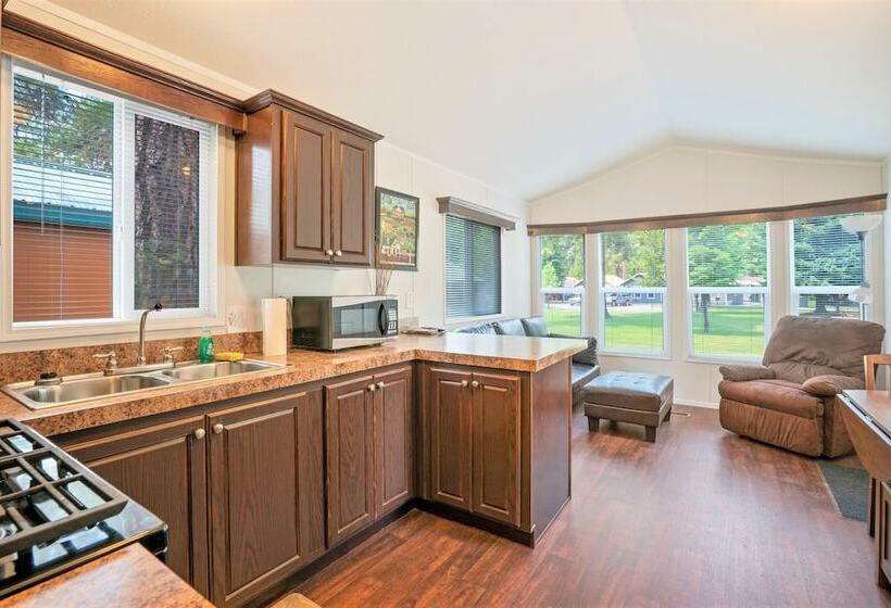 Cabana Deluxe, Crater Lake Resort