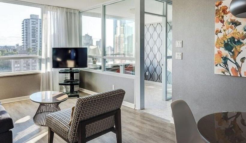 スイート, Carmana Hotel & Suites