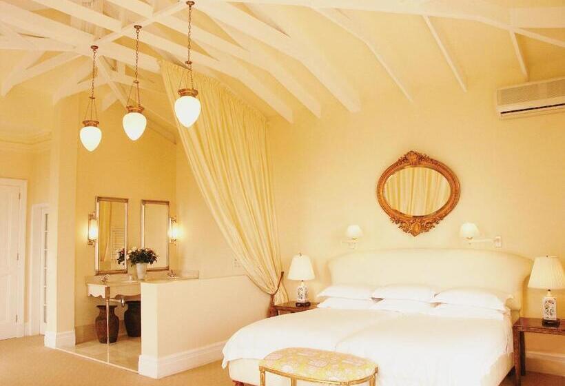 Deluxe Suite King Bed, Colona Castle