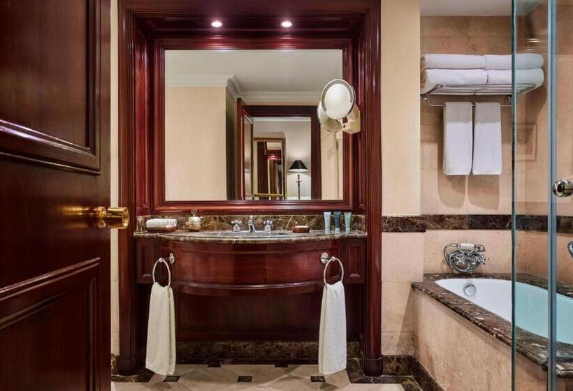 اتاق لوکس با چشم‌انداز استخر, Jw Marriott Hotel Cairo