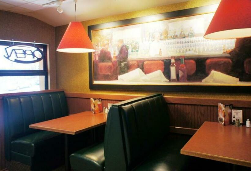 スイート, Travelodge By Wyndham Niagara Falls At The Falls