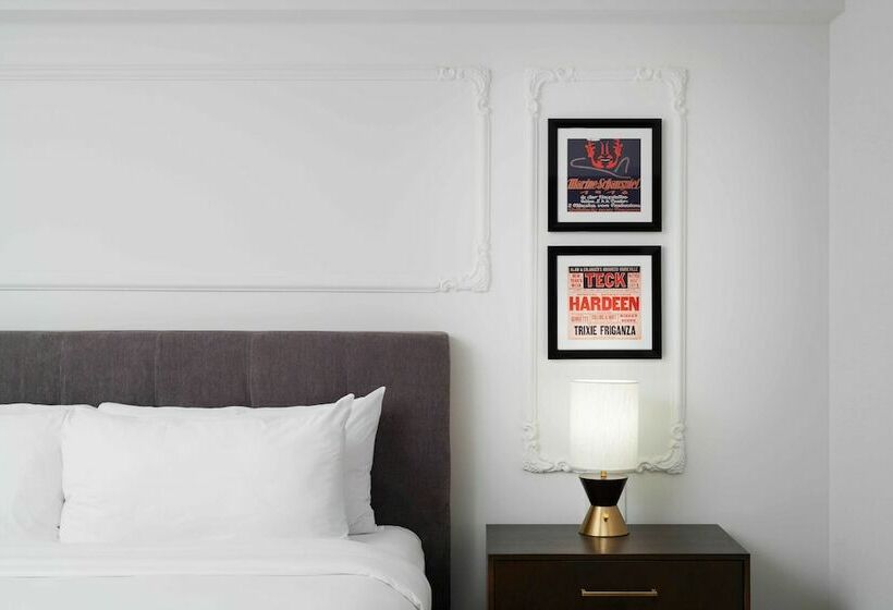 استودیوی لوکس, Pantages Hotel Toronto Centre