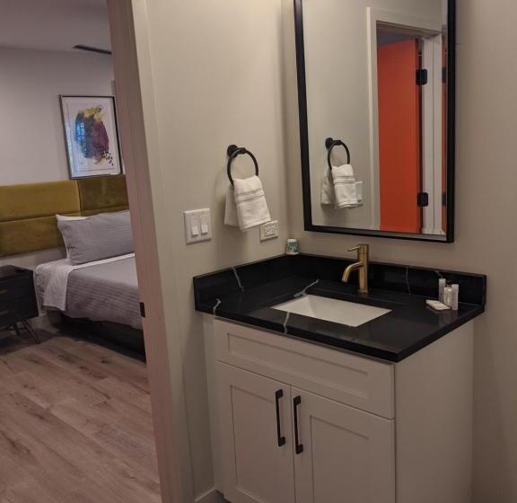 Apartamento 2 Dormitórios, 4411 Inn & Suites