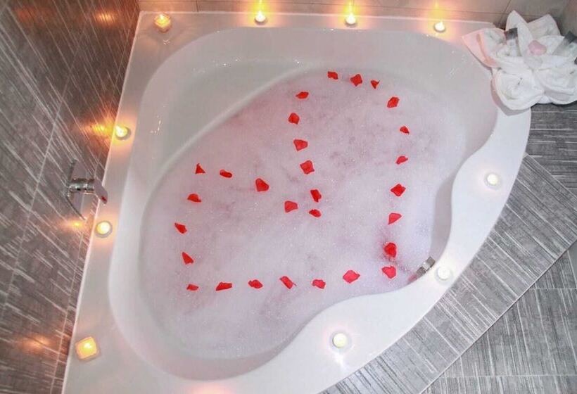סוויטה משפחתית, The Cato Suites