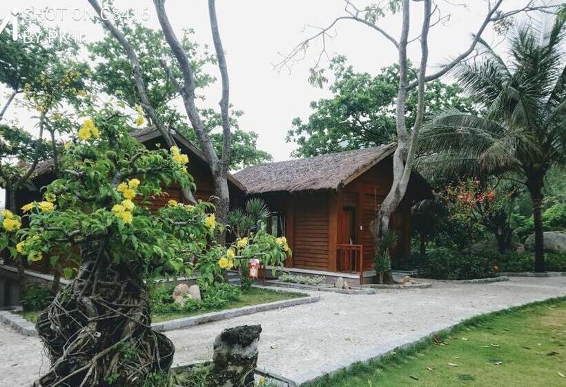 اتاق استاندارد با چشم‌انداز استخر, Resort O.six