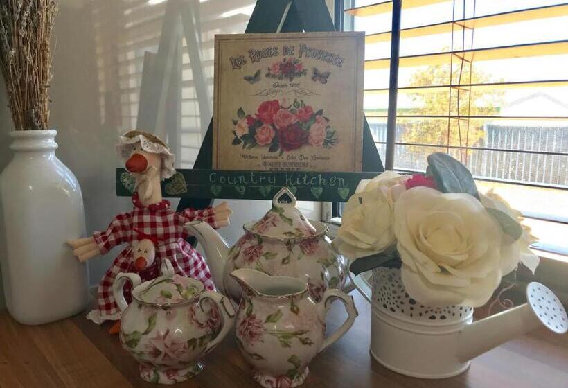 Дом 4 Спальни, Cherry Blossom Cottage With Country Charm And Spa