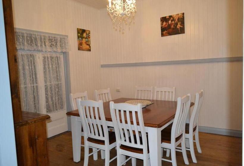 Дом 4 Спальни, Cherry Blossom Cottage With Country Charm And Spa