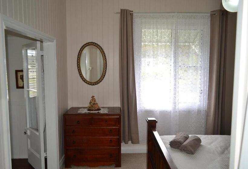 Дом 4 Спальни, Cherry Blossom Cottage With Country Charm And Spa