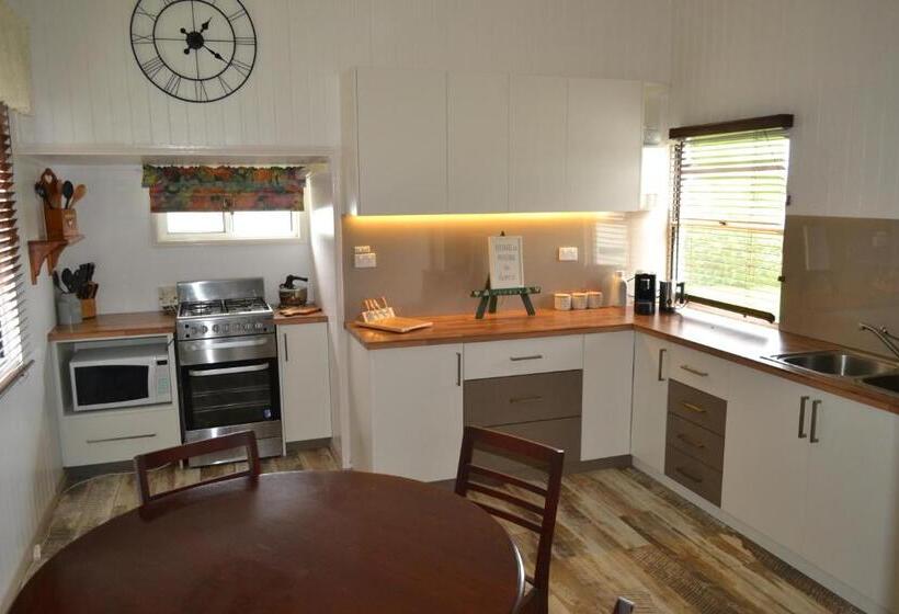 Дом 4 Спальни, Cherry Blossom Cottage With Country Charm And Spa