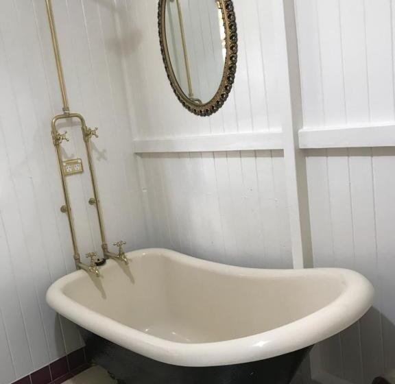 Дом 4 Спальни, Cherry Blossom Cottage With Country Charm And Spa