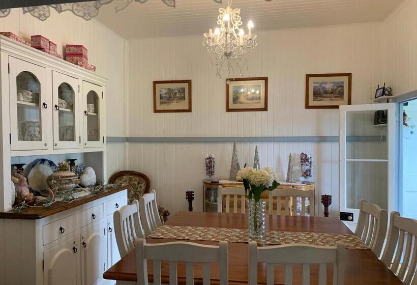 Дом 4 Спальни, Cherry Blossom Cottage With Country Charm And Spa