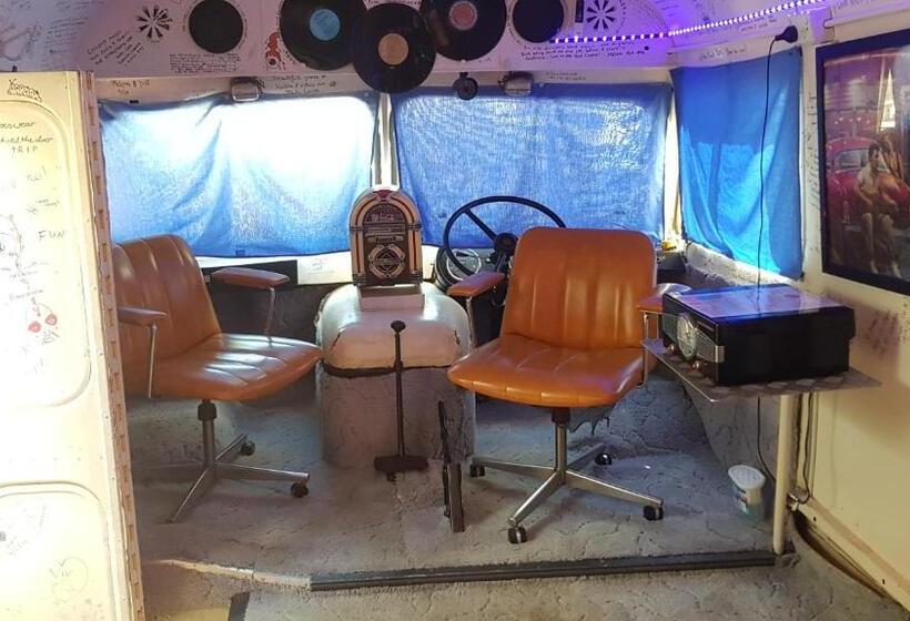 اتاق استاندارد با چشم‌انداز استخر, Alice's Secret Travellers Inn