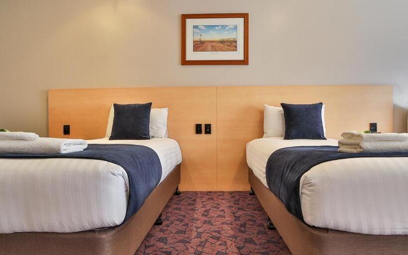 デラックストリプルルーム, Albert Motel