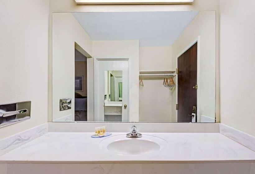 Люкс Deluxe Кровать Кинг, Days Inn & Suites By Wyndham Siler City