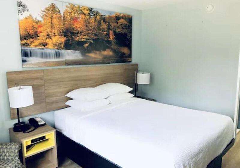 Люкс Кровать Кинг, Days Inn & Suites By Wyndham Siler City