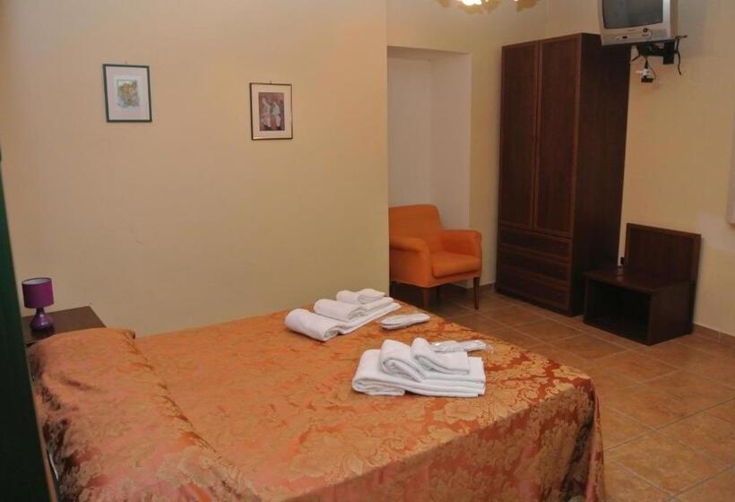 غرفة قياسية, Locanda Degli Illustri
