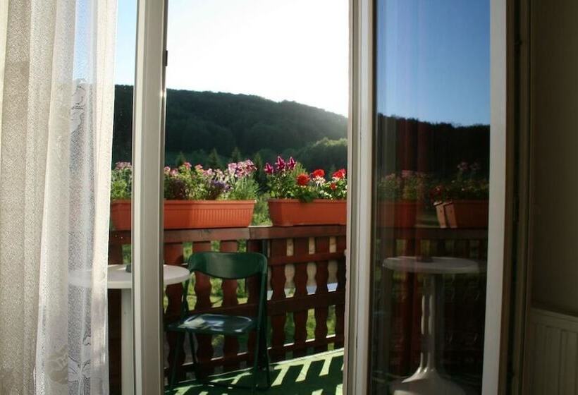 اتاق خانوادگی, Adriana Guesthouse