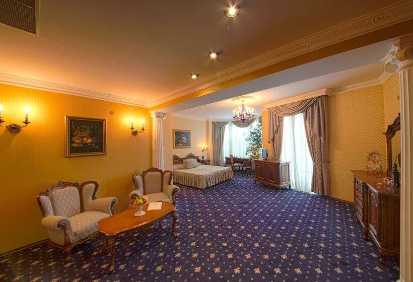 استودیوی استاندارد, Grand Hotel London