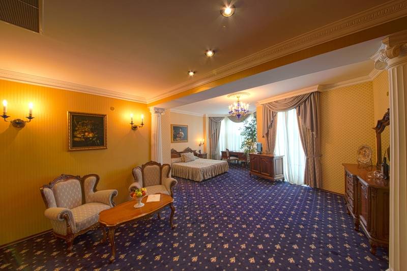 استودیوی استاندارد, Grand Hotel London