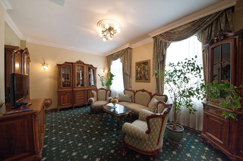 سوییت جونیور, Grand Hotel London