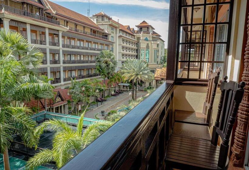 带泳池观景的豪华房, Empress Angkor Resort & Spa