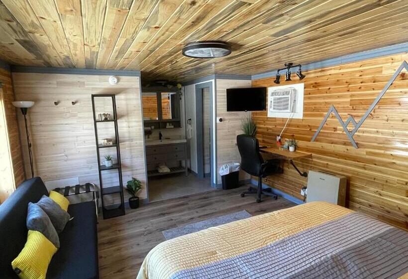 Трехместный Номер Базовый, The Whispering Elms Motel