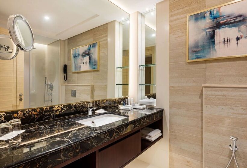 اتاق سوپریور با چشم‌انداز دریا, The Diplomat Radisson Blu Hotel Residence & Spa