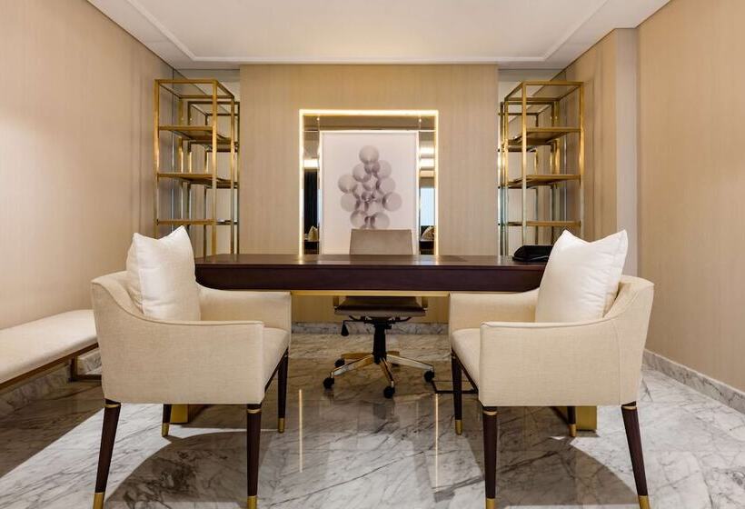 سوئیت رویال, The Diplomat Radisson Blu Hotel Residence & Spa