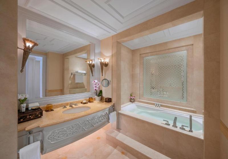 Номер Deluxe Вид на Город, Emirates Palace Mandarin Oriental, Abu Dhabi