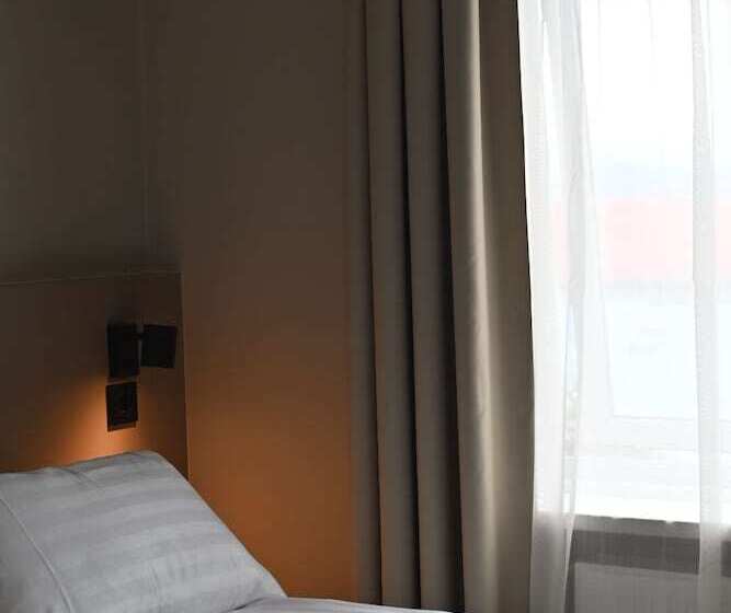 Basic Room, Local 101